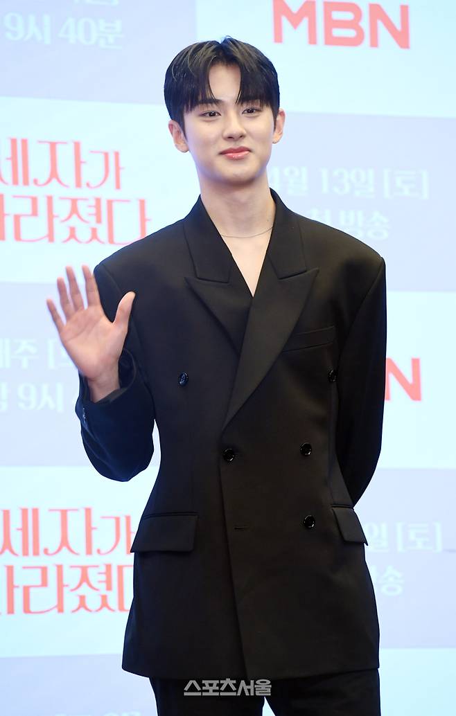 배우 김민규가 12일 서울 마포구 스탠포드호텔에서 열린 MBN 주말 미니시리즈 ‘세자가 사라졌다’ 제작발표회에서 취재진을 향해 포즈를 취하고 있다. ‘세자가 사라졌다’는 왕세자가 세자빈이 될 여인에게 보쌈 당하면서 벌어지는 조선판 로맨스 코미디 드라마로 배우 수호, 홍예지, 명세빈, 김주헌, 김민규 등이 출연한다. 2024. 4. 12. 박진업 기자 upandup@sportsseoul.com