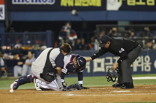 두산 장승현(가운데)이 11일 잠실구장에서 열린 2024 KBO리그 한화전에서 4회초 최재훈의 타구에 종아리를 맞은 후 고통을 호소하고 있다. 사진 | 두산 베어스