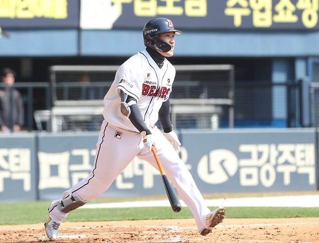 두산 김인태가 3월15일 잠실구장에서 열린 2024 KBO리그 시범경기 KIA전에서 타격하고 있다. 사진 | 두산 베어스