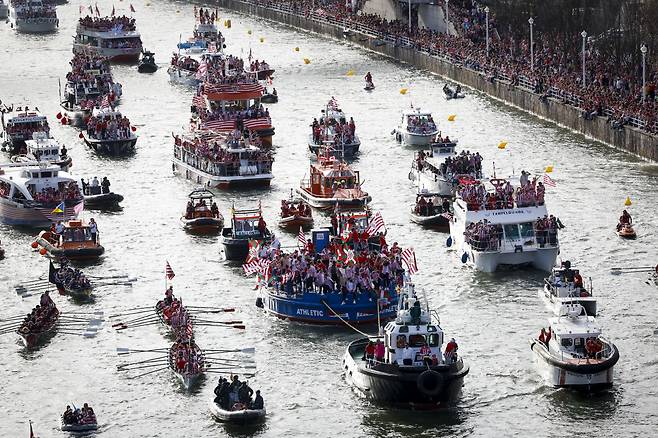 epa11273183 Athletic Bilbao's players take part in the Spanish King's Cup trophy parade aboard the popular 'Gabarra' (barge), in Bilbao, Spain, 11 April 2024. Bilbao beat Mallorca on 06 April on penalties to win the Copa del Rey for the first time in 40 years and the team is sailing down the Nervion river on a barge as they did in 1984.  EPA/Miguel Tona







<저작권자(c) 연합뉴스, 무단 전재-재배포, AI 학습 및 활용 금지>