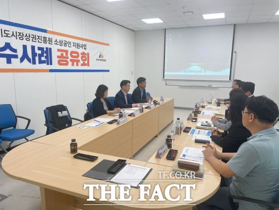 소상공인 행정 서비스 디지털 전환률 84%를 달성한 경기도시장상권진흥원의 우수 정책 사례를 벤치마킹하기 위해 지자체 방문이 이어지고 있다./경상원