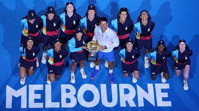 노바크 조코비치(가운데)가 지난달 29일 테니스 호주오픈에서 우승한 뒤 대회 볼 키즈(ball kids)들과 함께 자축하고 있다./로이터 연합뉴스