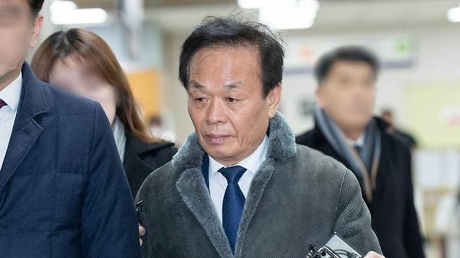 '알선 수재' 혐의로 기소된 김인섭 전 한국하우징기술 대표가 지난 2월 13일 서초구 서울중앙지방법원에서 열린 선고 공판에 참석하고 있다. 김씨는 1심에서 징역 5년을 선고받고 법정 구속됐다./박상훈 기자