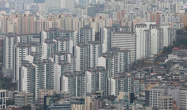 남산타워에서 본 서울 아파트 단지 모습. /뉴스1