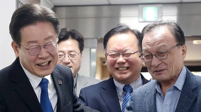 더불어민주당 이재명 대표와 홍익표 원내대표, 김부겸·이해찬 상임공동선거대책위원장(왼쪽부터)이 11일 서울 여의도 민주당
중앙당사에서 열린 중앙선대위 해단식에 참석하며 미소를 짓고 있다. 민주당과 위성정당인 더불어민주연합은 4·10총선에서 175석을
얻으며 단독 과반을 달성했다. 뉴스1