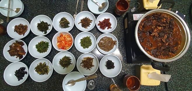 청주 오정식당 버섯찌개와 반찬. 오윤주 기자