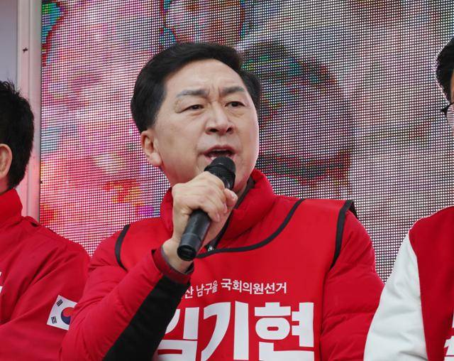 김기현 국민의힘 후보가 지난달 28일 오울산 태화로터리에서 열린 국민의힘 울산시당 합동 출정식에서 발언하고 있다. 연합뉴스
