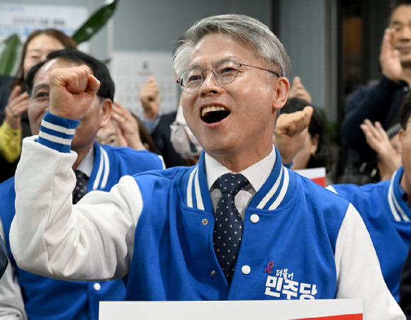 더불어민주당 민형배 후보가 지난 10일 오후 광주 광산구 사무실에서 제22대 국회의원 선거 방송사 출구조사를 지켜보며 환호하고 있다. [사진=뉴시스]