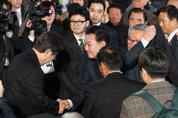 윤석열 대통령이 1일 서울 중구 유관순기념관에서 열린 제105주년 3·1절 기념식을 마친 뒤 이재명 더불어민주당 대표와 인사하고 있다. 2024.03.01. [사진=대통령실]