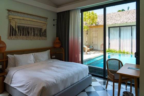 너른 야외 수영장과 풀빌라를 갖춘 뉴월드 푸꾸옥 리조트.