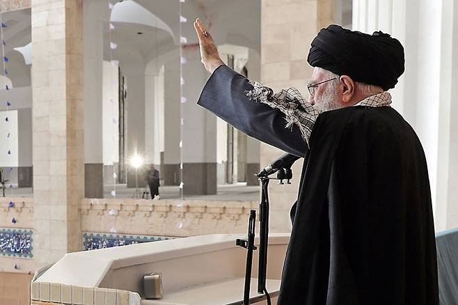 이란 최고 지도자인 아야톨라 알리 하메네이가 10일(현지시간) 수도 테헤란에서 열린 이드 알피트르 기도식에서 연설하고 있다. AFP연합뉴스