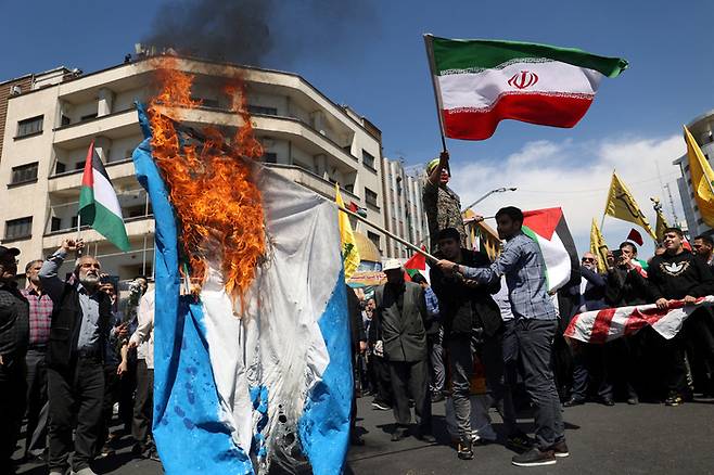 지난 5일(현지시간) 이란 수도 테헤란에서 시위대가 이스라엘의 시리아 주재 이란 영사관 폭격을 규탄하며 이스라엘 국기를 불태우고 있다. 로이터연합뉴스