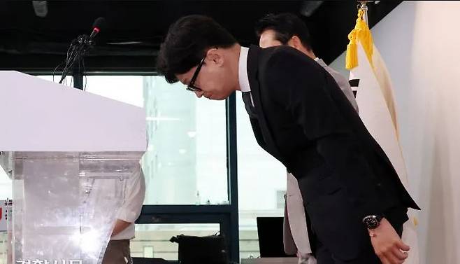 Han Dong-hoon, former interim leader of the emergency committee, bows after announcing his stance on the general election at the central party headquarters in Yeouido, Seoul, on Nov. 11. Jae-won Moon