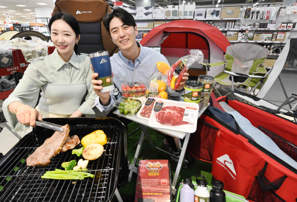 홈플러스 메가푸드마켓 서울 강서점에서 모델들이 미국 대표 유통기업 ‘월마트’의 단독 브랜드 ‘오자크트레일(OzarkTrail)’ 캠핑용품을 비롯해 먹거리 상품을 소개하고 있다. 홈플러스 제공
