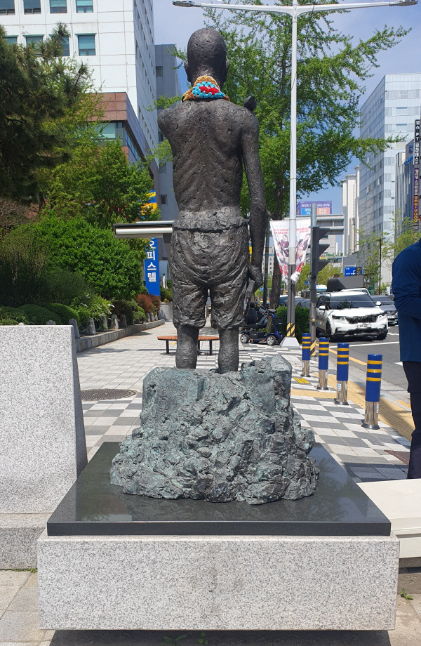 12일 오후 부산 동구 강제징용 노동자상에 무더위 쉼터 안내판이 철거돼 있다. 조성우 기자