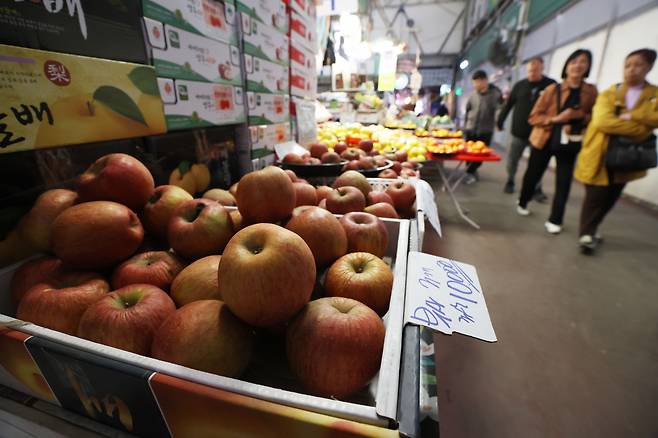 Apples are displayed at a traditional market in Mapo-gu, Seoul. (Yonhap)
