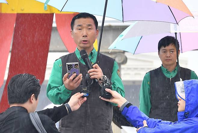 Kang Cheol-won, an Everland zookeeper who looked after Fu Bao, reads a letter of appreciation to the giant panda's fans gathered at the theme park in Yongin, Gyeonggi Province on April 3. (Joint Press Corp.)