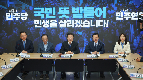 Democratic Party Chairman Lee Jae-myung speaks at a ceremony to disband his party’s election campaign committee at its headquarters in Yeouido, western Seoul, Thursday. The DP saw a landslide victory in Wednesday’s general election. [YONHAP]