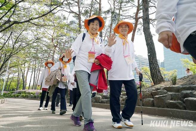 12일 서울 여의도공원에서 열린 ‘서울시 한마음 치매극복 걷기 행사’에서 참가자들이 밝게 웃으며 걷고 있다.