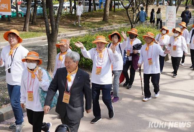 12일 서울 여의도공원에서 열린 ‘서울시 한마음 치매극복 걷기 행사’에서 참가자들이 밝게 웃으며 걷고 있다.