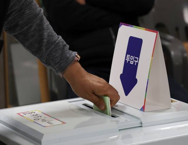 제22대 국회의원 선거일인 10일, 전북 전주시 완산구 효자5동 제6투표소가 마련된 전주서곡초등학교를 찾은 시민들이 소중한 한표를 행사하고 있다. 연합뉴스