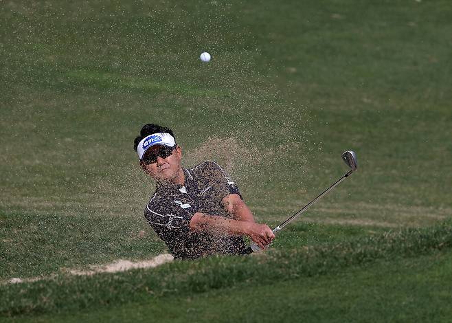 박상현이 벙커샷을 시도하고 있다.  KPGA