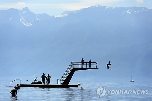 다이빙을 하며 놀고 있는 아이들. 본 기사와 관련 없음 [사진 = 연합뉴스]