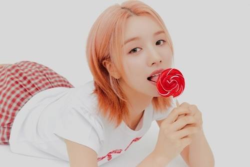 우아 멤버 루시의 사소한 모든 것을 살펴본다. 사진 = SSQ엔터테인먼트