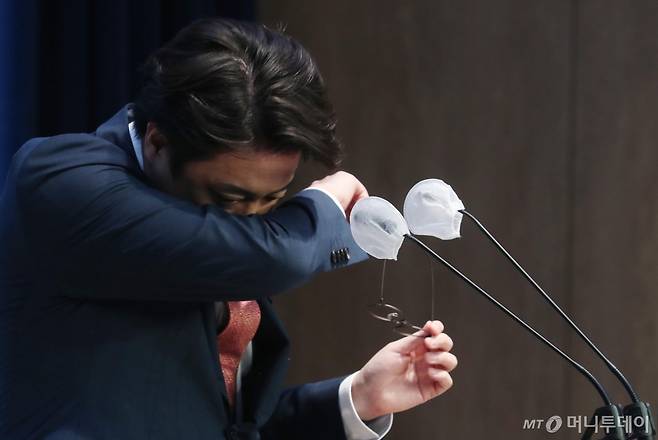 이준석 전 국민의힘 대표가 16일 오전 서울 여의도 국회 소통관에서 열린 '윤석열 대툥령의 용기와 결단 촉구' 기자회견에서 눈물을 훔치고 있다. 2023.10.16. /사진=뉴시스