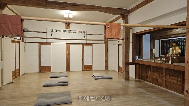 스님들이 수행하는 벽송선원 내부