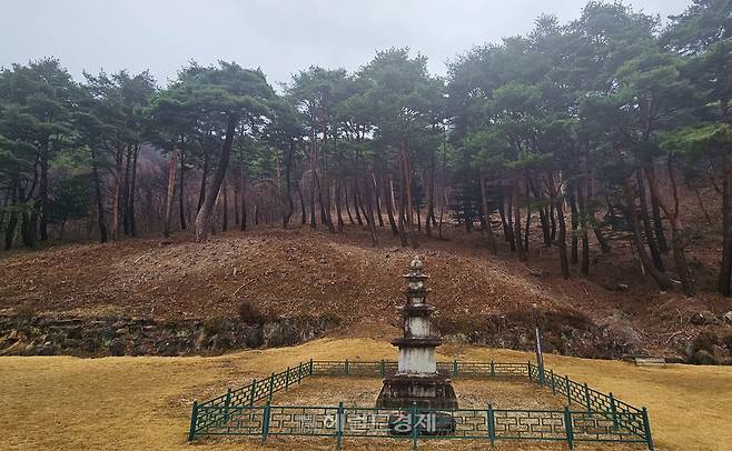 한국전쟁 당시 벽송사 건물이 모두 전소하고 이 삼층석탑 하나만 남았다. 이 공터가 과거 벽송사가 자리했던 장소다.