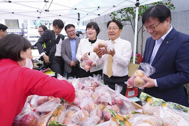 광주시가 농산물 이용 촉진과 물가안정을 위해 농축산물 금요직거래장터를 개장했다.