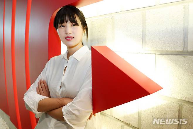 [서울=뉴시스] 김혜진 기자 = 크리에이터 이상한 과자가게가 지난 8일 오후 서울 강남구 구글코리아에서 진행된 뉴시스와 인터뷰에 앞서 포즈를 취하고 있다. 2024.04.12. jini@newsis.com