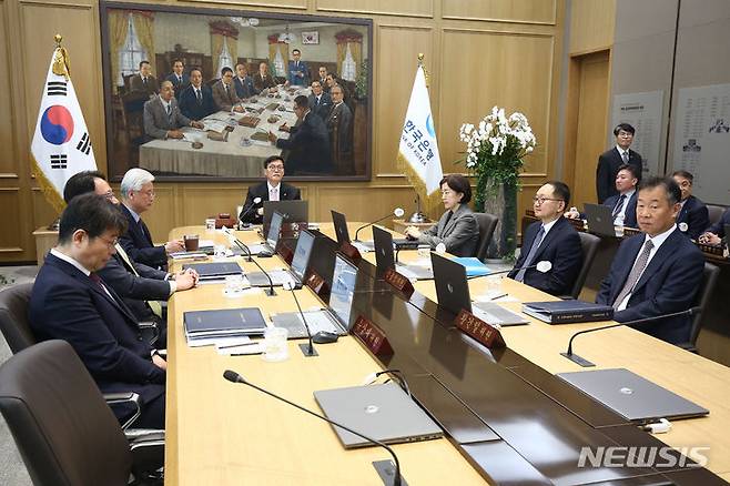 [서울=뉴시스] 사진공동취재단 = 이창용 한국은행 총재가 12일 오전 서울 중구 한국은행에서 금융통화위원회 통화정책방향 결정회의를 주재하고 있다. 2024.04.12. photo@newsis.com