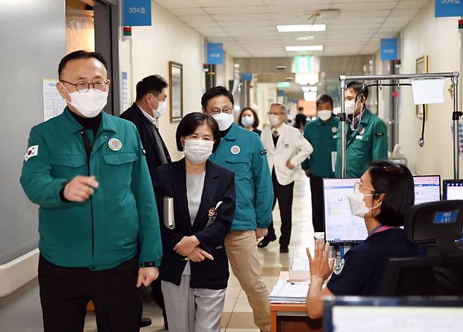 [서울=뉴시스] 조수정 기자 = 이한경 행정안전부 재난안전관리본부장이 지난 3월9일 오후 전공의 집단행동 대응 관련해 경기도의료원 파주병원을 방문해 지역 의료체계를 점검하고 있다. (사진=행정안전부 제공) 2024.04.12. *재판매 및 DB 금지