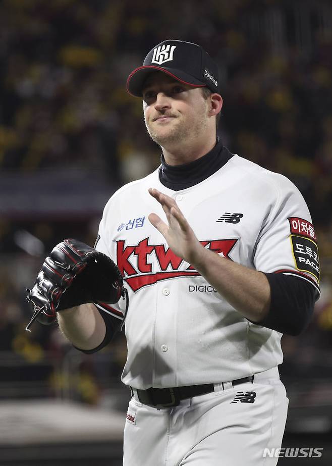 [수원=뉴시스] 김근수 기자 = 10일 오후 경기 수원시 kt위즈파크에서 열린 2023 KBO 한국시리즈 3차전 LG 트윈스와 kt 위즈의 경기, 6회초 kt 선발 벤자민이 마운드를 내려오고 있다. 2023.11.10. ks@newsis.com