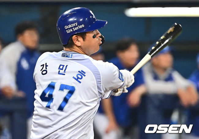 [OSEN=대구, 이석우 기자] 12일 대구 삼성라이온즈파크에서 2024 신한 SOL 뱅크 KBO 리그 삼성 라이온즈와 NC 다이노스의 경기가 열렸다. 롯데전 3연승을 쓸어 담은 삼성은 연승 분위기를 이어 갈 선발로 이승민을, 전날 권희동의 연장 10회 끝내기로 위닝 시리즈를 이룬 NC는 2승을 기록중인 카스타노를 선발로 내세웠다.삼성 라이온즈 강민호가 8회말 2사 1,2루 중견수 오른쪽에 떨어지는 1타점 적시타를 치고 있다. 강민호는 이 안타로 2000안타(19번째) 기록을 달성했다. 2024.04.12 / foto0307@osen.co.kr