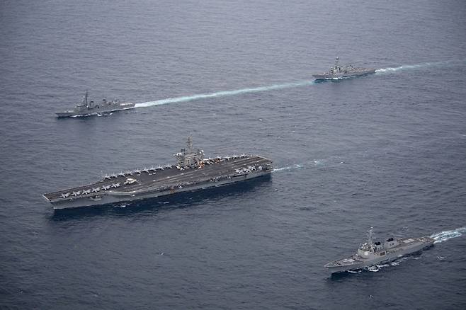 한·미 해군과 일본 해상자위대가 지난 11일 제주 남방 공해상에서 북한의 핵·미사일 위협에 대한 공동 대응능력을 향상하기 위해 한·미·일 해상훈련을 실시하고 있다. 아래쪽부터 우리군 이지스구축함 서애류성룡함, 미국 해군 항공모함 시어도어 루스벨트함, 일본 해상자위대 구축함 아리아케함, 미국 해군 이지스구축함 다니엘 이노우에함. 해군 제공