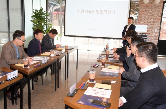 이상갑 광주시 문화경제부시장이 12일 광주AI창업캠프에서 열린 ‘지역 AI기업 간담회’에 참석, 기업 현장의 목소리를 듣고 있다. 광주광역시 제공