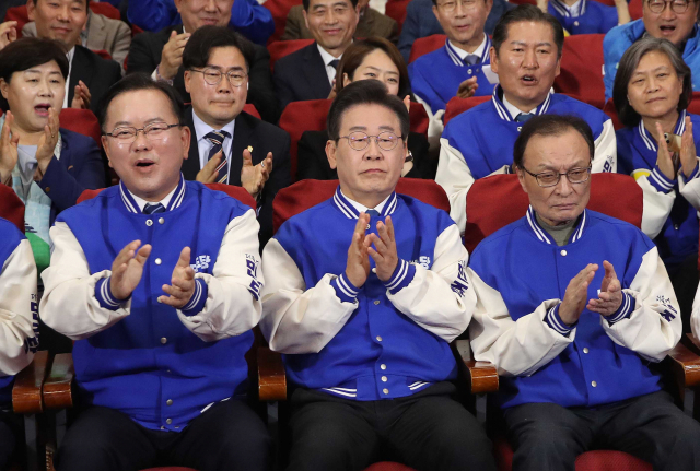 더불어민주당 이재명 대표와 이해찬·김부겸 상임공동선거대책위원장 등 당 지도부가 10일 오후 서울 여의도 국회 의원회관에 마련된 제22대 국회의원선거(총선) 민주당 개표 상황실에서 방송사 출구조사 결과를 지켜보며 환호하고 있다. 연합뉴스