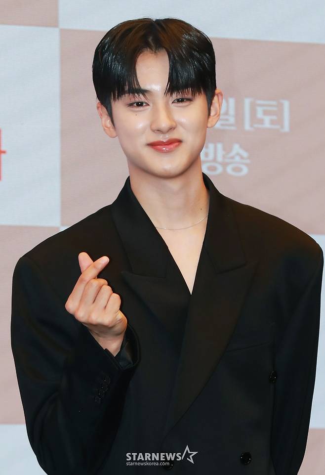 배우 김민규가 12일 오전 서울 마포구 상암동 스탠포드 호텔에서 진행된 MBN 주말극 '세자가 사라졌다' 제작발표회에 참석해 포즈를 취하고 있다.  왕세자가 세자빈이 될 여인에게 보쌈 당하면서 벌어지는 조선판 로맨스 코미디 드라마 '세자가 사라졌다'는 오는 13일 첫 방송된다. /2024.04.12 /사진=이동훈