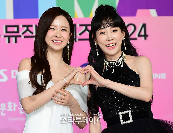 가수 은가은(왼쪽)과 김의영. <강영국 기자>