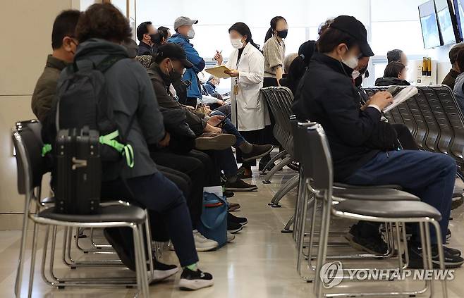 진료실 대기 임시의자까지 채운 환자들 (서울=연합뉴스) 김성민 기자 = 의과대학·대학병원 교수들이 외래 진료와 수술을 줄이기로 한 1일 오전 서울 한 대학병원에서 환자와 내원객들이 진료를 기다리고 있다. 
    전국의대교수비상대책위원회(전의비)는 지난달 30일 "다음 달 1일부로 24시간 연속근무 후 익일 주간 업무 '오프'를 원칙으로 하는 데 동의했으며, 이 근무조건에 맞춰서 중증·응급환자 진료를 유지하기 위해 수련병원별로 외래와 수술을 조정하기로 의결했다"고 밝혔다. 2024.4.1 ksm7976@yna.co.kr