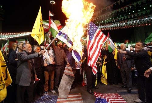 미국과 이스라엘 국기 태우는 이란 시위대  [EPA 연합뉴스 자료사진 재판매 및 DB 금지]