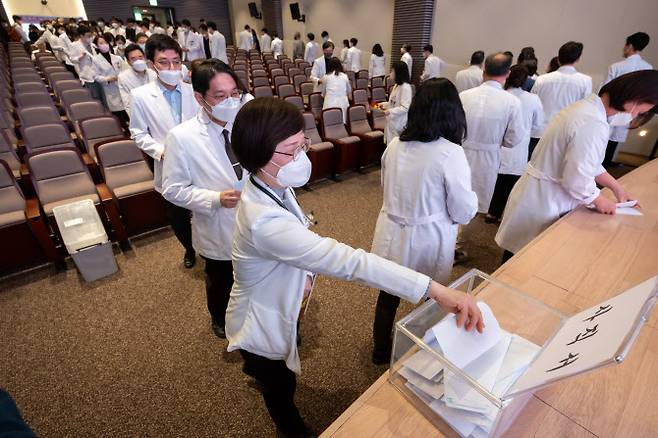 25일 오전 서울 고려대학교 안암병원에서 열린 ‘고려대학교 의료원 교수 총회’에서 교수들이 사직서를 제출하고 있다. (사진=연합뉴스)