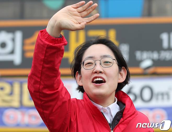조지연 국민의힘 국회의원 당선인(경북 경산)이 11일 오전 경산시 중방동 경산오거리에서 당선 인사를 하고 있다.  2024.4.11/뉴스1 ⓒ News1 공정식 기자