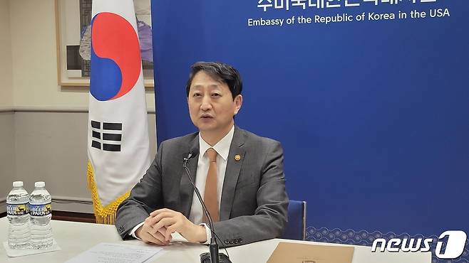 안덕근 산업통상자원부 장관이 12일(현지시간) 워싱턴DC 주미한국대사관에서 특파원들과 간담회를 갖고 있다.