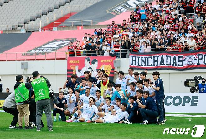 13일 오후 서울 마포구 월드컵경기장에서 열린 '프로축구 하나은행 K리그1 2024 7라운드' FC서울과 포항 스틸러스의 경기에서 4-2로 승리를 거둔 포항 선수들이 서포터즈와 기념 촬영하고 있다. 2024.4.13/뉴스1 ⓒ News1 안은나 기자