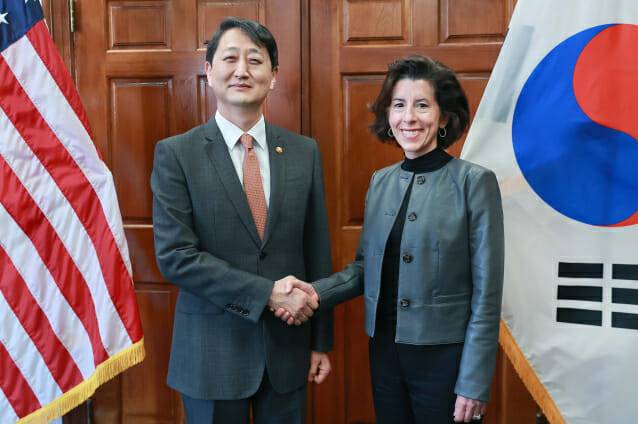 안덕근 산업통상자원부 장관(왼쪽)이 12일(현지시간) 미국 워싱턴 D.C. 상무부 회의실에서 지나 러몬도 미국 상무부 장관과 면담을 갖기 앞서 악수를 나누고 있다.