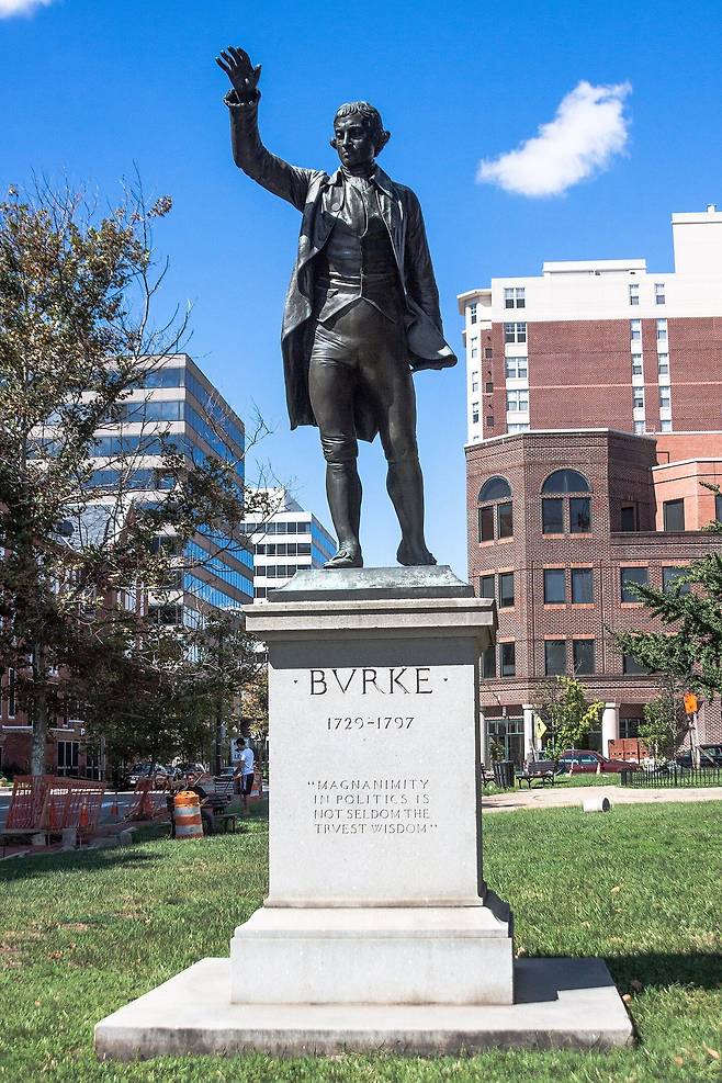 미국 워싱턴 DC에 서 있는 18세기 영국 철학자이자 정치인 에드먼드 버크의 동상./위키피디아